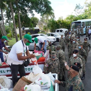 Miembros del Ejército se abastecen de productos en bodegas móviles del Inespre
