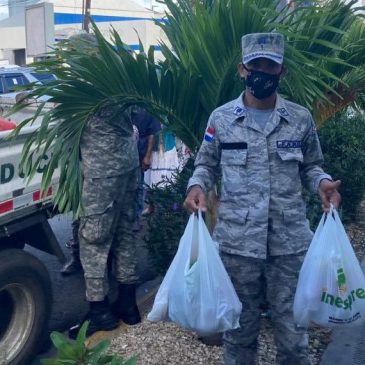 Policías se abastecen de combos habichuelas con dulce y de otros productos