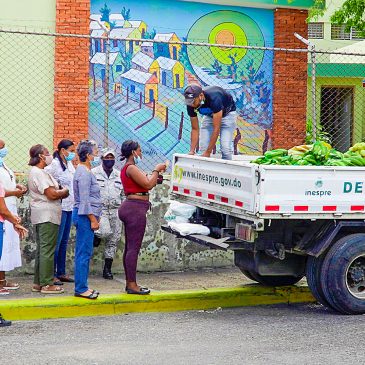 Residentes del Ensanche Altagracia se benefician con bodegas móviles del Inespre