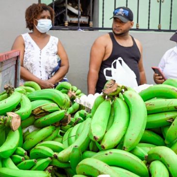 Habitantes del Libertador de Herrera y Las Caobas compran alimentos en Bodegas Móviles del Inespre