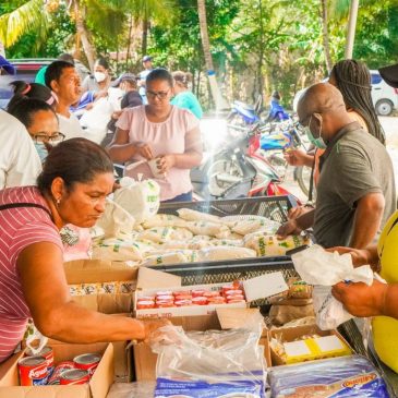 Residente de 13 barrios de Dajabón compran comida barata en mercado de productores