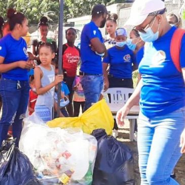 El Inespre cambia comida por plásticos en el sector La Zurza del Distrito Nacional