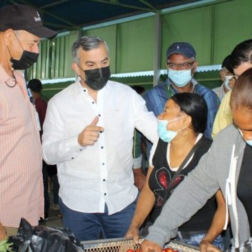 Parceleros de la Reforma Agraria inician venta de sus cosechas en Mercado de Productores del Inespre en Baní