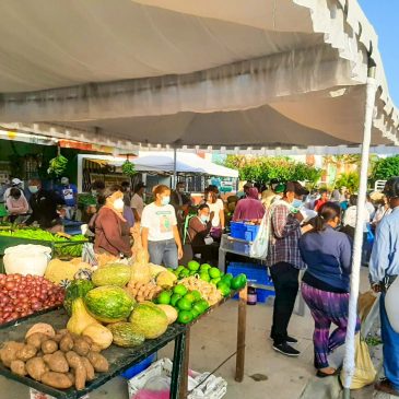 Residentes de San Juan se abastecen en mercado de productores del Inespre