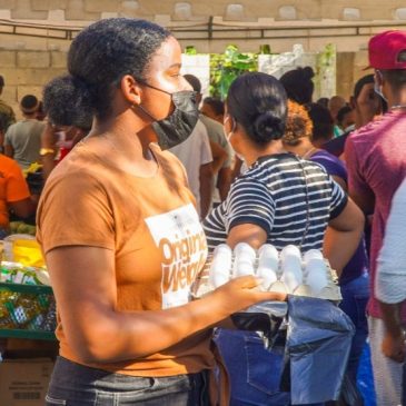 Residentes en Neyba afirman mercado de productores del Inespre es plaza segura para comprar y comer barato 