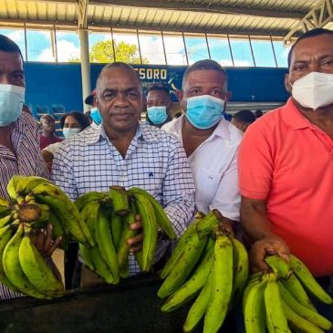 Residentes en el municipio de Guerra se suplen de alimentos a bajos precios durante reinauguración de mercado de productores del Inespre