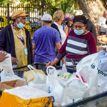 Residentes de Santiago compran combos navideños del Inespre