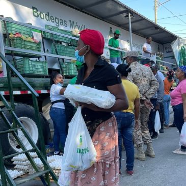 Residentes de Elías Piña se abastecen en bodegas móviles del Inespre