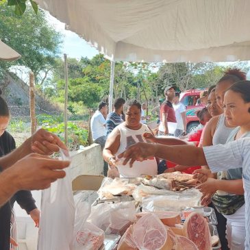 Residentes en El Cercado compran comida barata en nuevo mercado de productores del Inespre