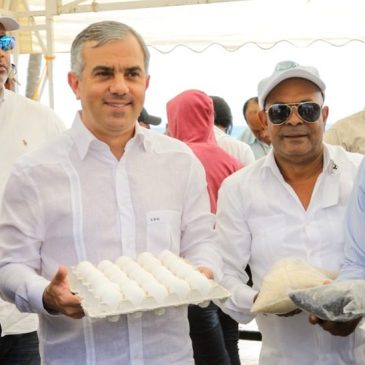 Residentes de Nagua compran comida barata en nuevo mercado de productores del Inespre