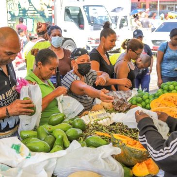Residentes en Santo Domingo Oeste aprovechan ofertas en Mercado de Productores