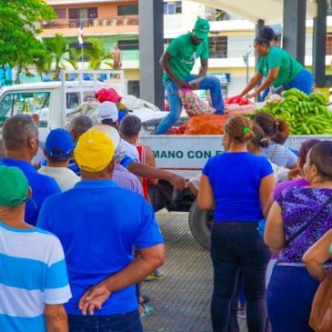 Residentes en Hermanas Mirabal sienten ahorro en sus bolsillos comprando en Bodegas Móviles del Inespre