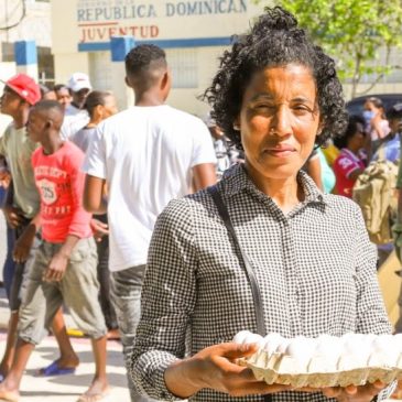 Cientos de personas se abastecen de alimentos en operativo de Bodegas Móviles en la provincia Independencia