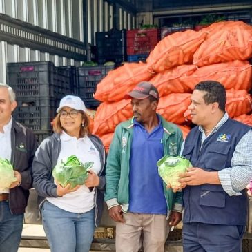 Inespre compra vegetales a los agricultores de Villa Poppy en Constanza