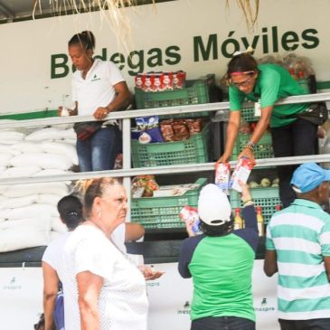 Visitantes a Feria del Arroz en Jima La Vega compran productos en patana móvil del Inespre