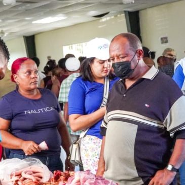 En Santo Domingo Este aprovechan ofertas en Mercado de Productores de la avenida Venezuela