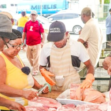 Residentes en más de 20 sectores de Los Alcarrizos compran comida barata en mercado de productores