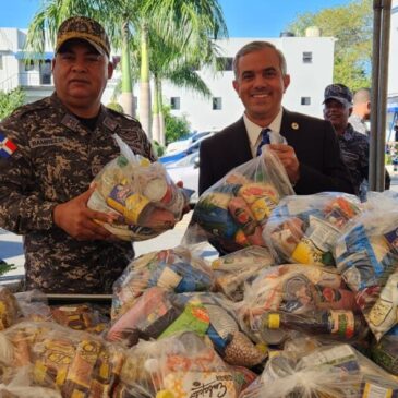 Miembros de la Policía Nacional compran alimentos a bajos precios en Mercado Especial de Navidad del  Inespre  