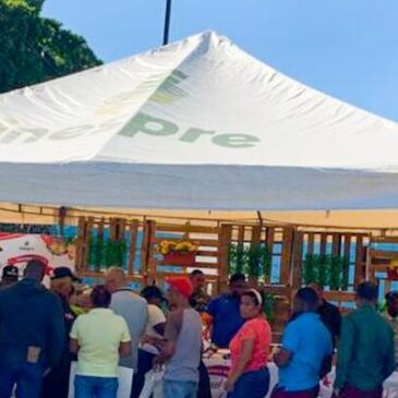 Empleados del grupo de medios Telemicro y la empresa Viva se abastecen de alimentos en bodega móvil del Inespre