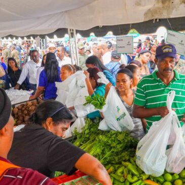 Residentes en Los Alcarrizos se abastecen de alimentos en Gran Feria Navidad del Cambio con el Inespre