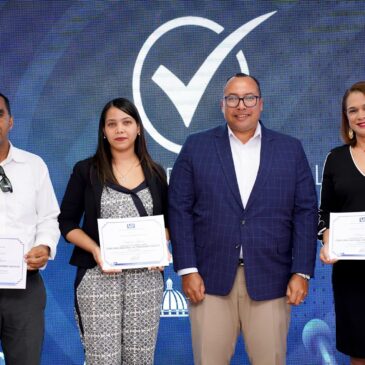 Funcionario del Inespre asiste a entrega de Premio de Periodismo INDOCAL