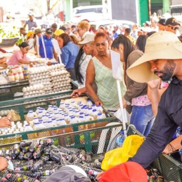 Residentes en Constanza se desbordan comprando barato en la “Fería Agropecuaria Constanza 2023″ realizada por Inespre