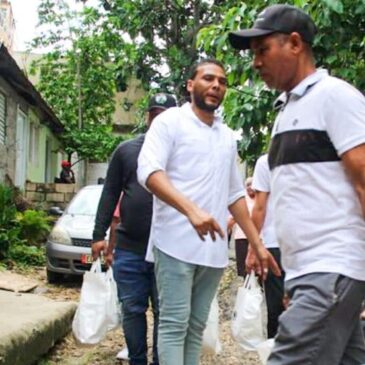 Inespre dona alimentos a personas afectadas por la tormenta Franklin en el sector La Esperanza de Los Ríos