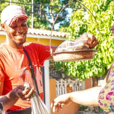 Llevan  comida barata a residentes en barrios de Los Mina y San Isidro