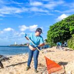 Servidores del Inespre limpian playa Los Pescadores