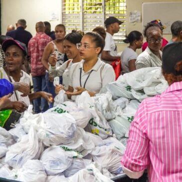 Residentes en Santo Domingo Este aprovechan ofertas en mercado de productores de la avenida Venezuela