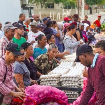 Cientos de personas compran comida barata en mercado de productores del Inespre en el municipio Esperanza