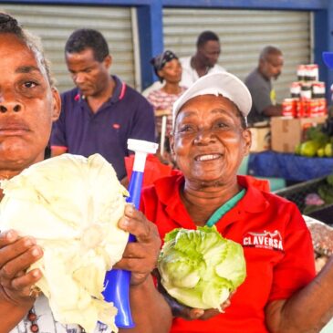 Residentes en el municipio de Guerra compran comida barata en mercado de productores del Inespre