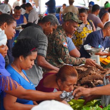 Cientos de residentes en SDO adquieren combos de habichuelas con dulce en mercado de productores del Inespre