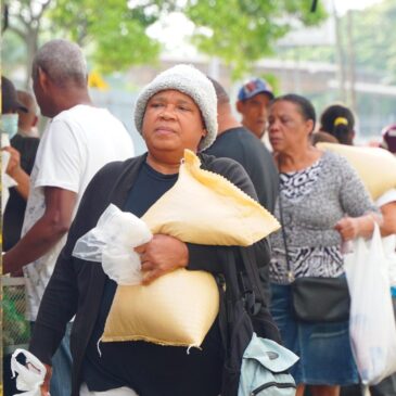 Residentes de Santiago aprovechan ofertas en mercado de productores del Inespre