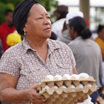 Residentes de Hato Mayor y El Seibo compran comida a bajos precios en mercado de productores