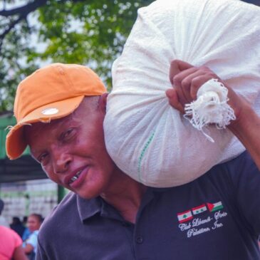 Residentes en Santo Domingo Oeste aprovechan las ofertas en mercado de productores en Herrera