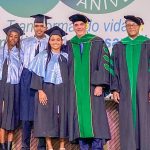 PRESIDENTE LUIS ABIANDER POSA JUNTO A GRADUANDOS