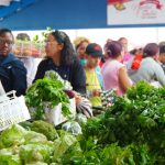 PERSONAS COMPRANDO EN LA FERIA NAVIDAD DEL CAMBIO CON EL INESPRE EN LA CIUDAD GANADERA