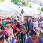 CIUDADANOS ORGANIZADOS PARA ADQUIRIR PRODUCTOS EN FERIA NAVIDEÑA DEL INESPRE EN AZUA