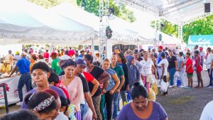 CIUDADANOS ORGANIZADOS PARA ADQUIRIR PRODUCTOS EN FERIA NAVIDEÑA DEL INESPRE EN AZUA