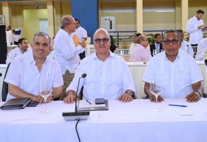 DIRECTOR DEL INESPRE, IVAN HERNÁNDEZ GUZMÁN JUNTO AL DIRECTOR DEL IDAC, IGOR RODRIGUEZ EN CONSEJO DE MINISTROS EN HIGUEY