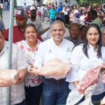 DIRECTOR DE INESPRE IVÁN HERNÁNDEZ GUZMÁN JUNTO A AUTORIDADES DE AZUA Y FUNCIONARIOS DEL ORGANISMO