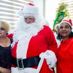 SERVIDORES DEL INESPRE POSAN JUNTO A SANTA CLAUS DURANTE BIENVENIDA A LA NAVIDAD