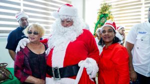 SERVIDORES DEL INESPRE POSAN JUNTO A SANTA CLAUS DURANTE BIENVENIDA A LA NAVIDAD