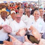 DIRECTOR DEL INESPRE IVÁN HERNANDEZ GUZMÁN JUNTO A AUTORIDADES DEL ORGANISMO RN FERIA NAVIDAD DEL CAMBIO EN SANTO DOMINGO ESTE