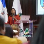 Analís Santos Montero, analista de proyectos educativos en la Dirección de Educación del Ministerio de la Mujer, dicta charla a servidoras del Inespre