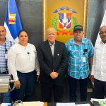 DIRECTOR DEL INESPRE REUNIDO CON PRODUCTORES DE LA VEGA