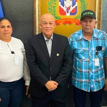 DIRECTOR DEL INESPRE REUNIDO CON PRODUCTORES DE LA VEGA