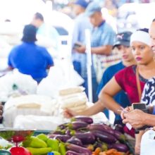 CLIENTES SE ABASTECEN DE ALIMENTOS EN MERCADO DE LA CIUDAD GANADERA